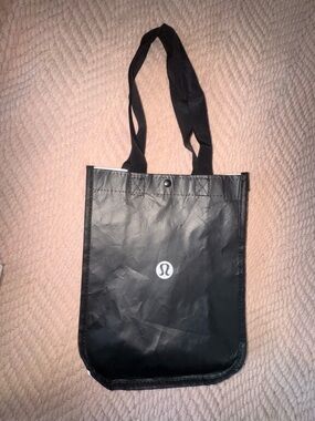 Lululemon reusable bag.